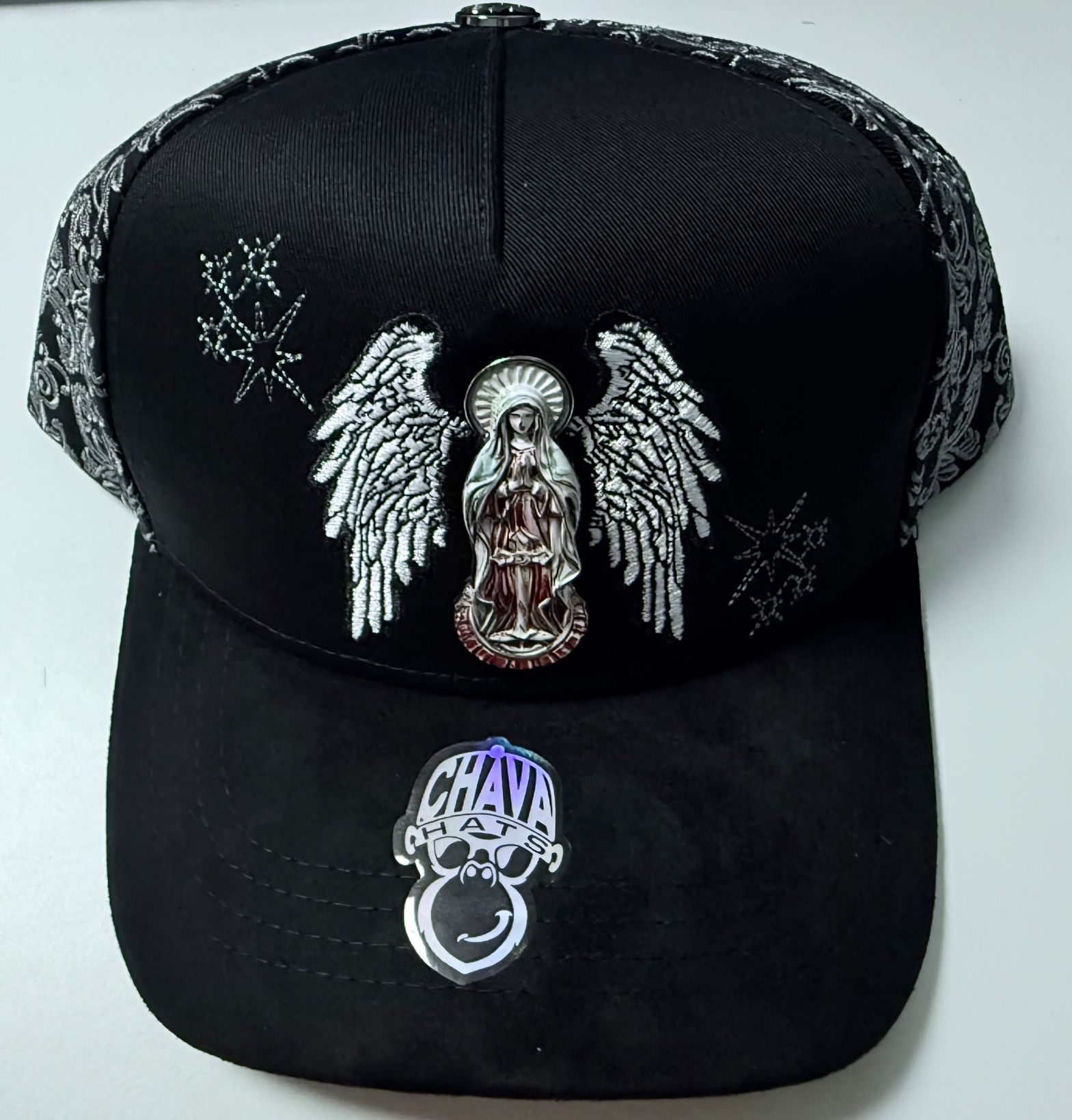 Chava Hats — Virgen de Guadalupe con alas — fotografía 1